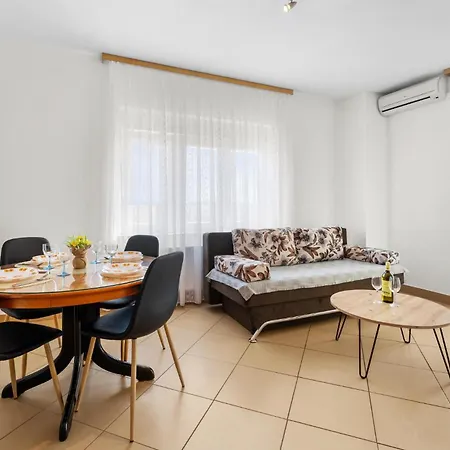 2 Bedroom Awesome In דירה *